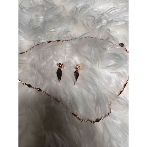 NWOT Rose gold necklace with kite shaped charms and matching earrings - Picture 3 of 3